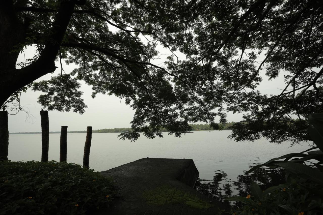 Vismaya Lake Heritage Turavur Exterior photo